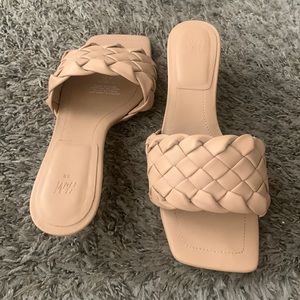 Tan sandal w/small heel